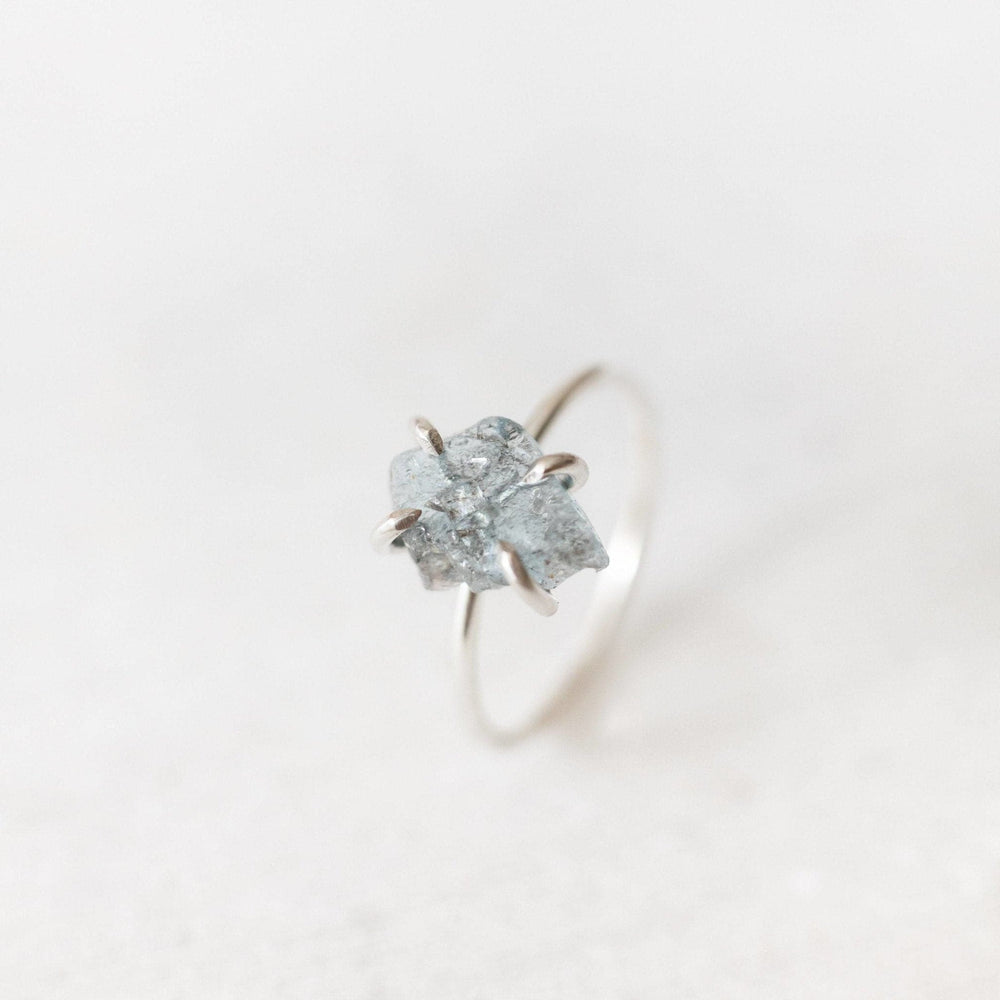 Raw aquamarine solitaire gemstone ring - luxe.zen