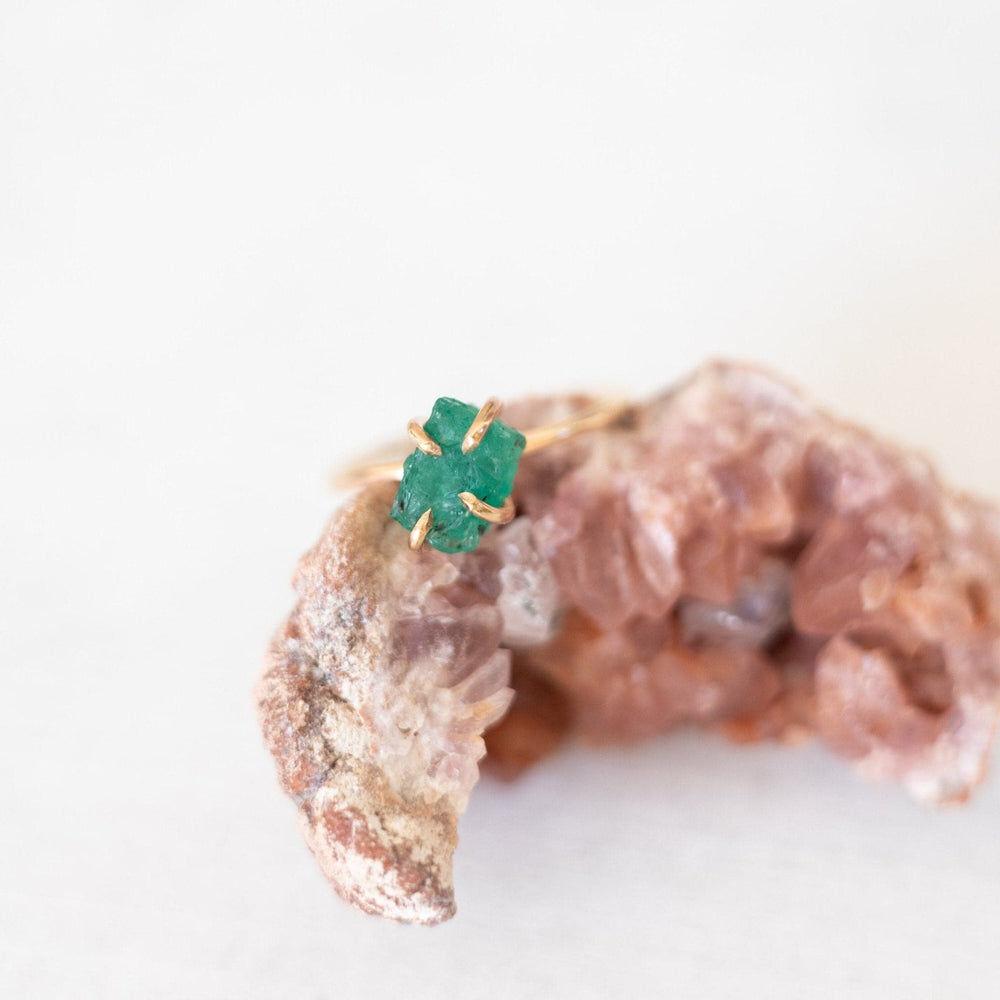 Raw emerald gemstone solitaire ring - luxe.zen