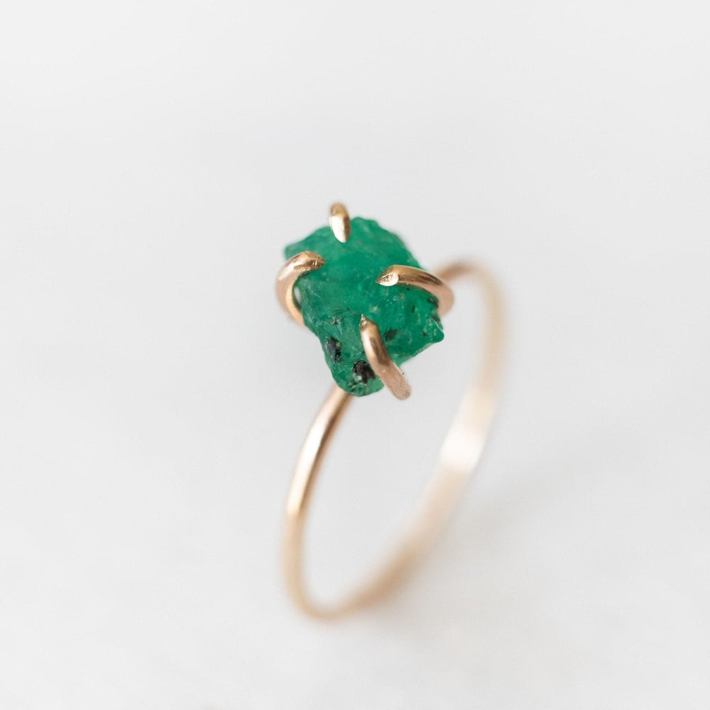 Raw emerald gemstone solitaire ring - luxe.zen